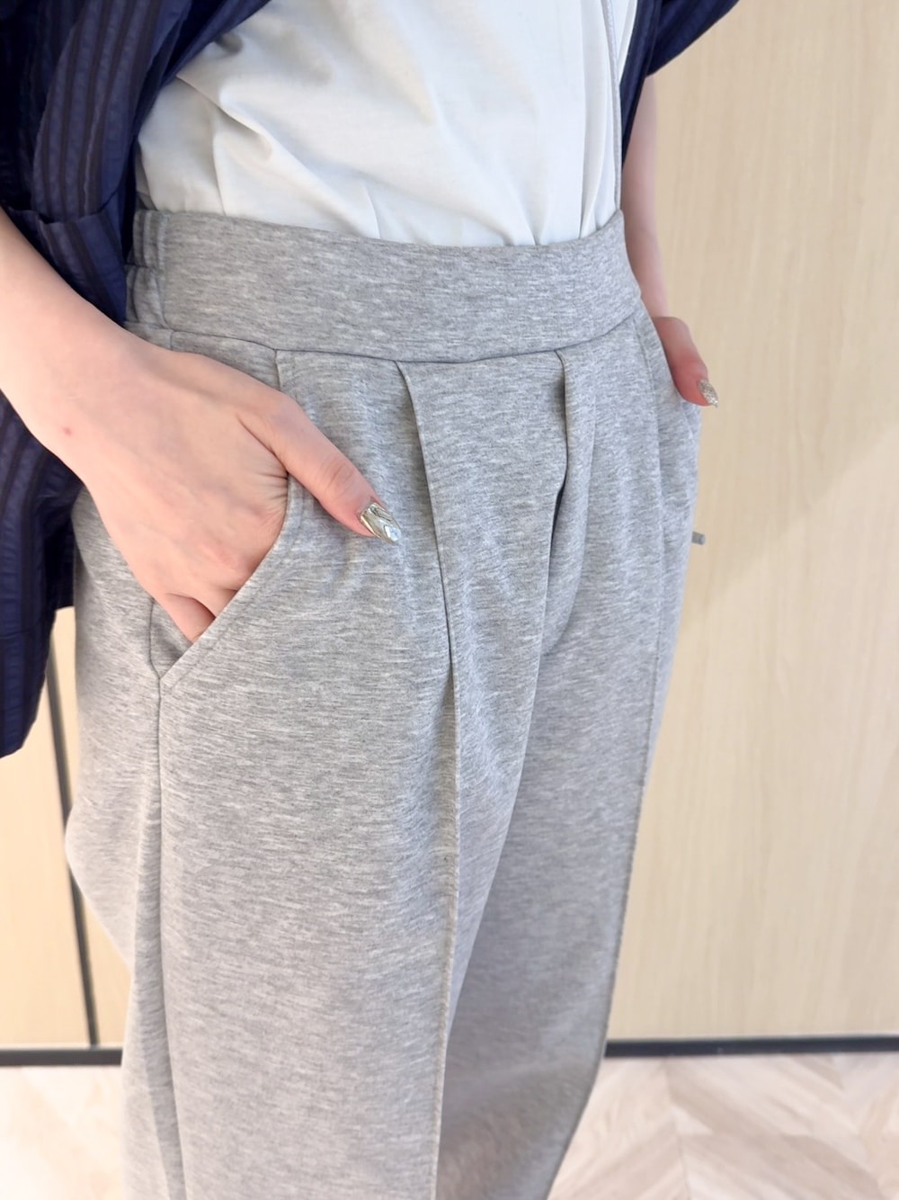 ブルー系のテーラードジャケット、ホワイト系のTシャツ/カットソー、グレー系のその他パンツを着用したレディースの夏コーディネートの7枚目の写真
