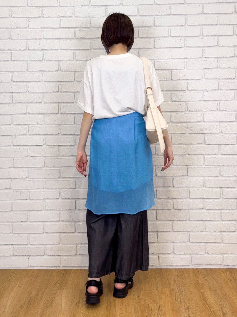 ホワイト系のTシャツ/カットソー、ブルー系のシャツ/ブラウス、ブラック系のその他パンツを着用したレディースの夏コーディネートの3枚目の写真