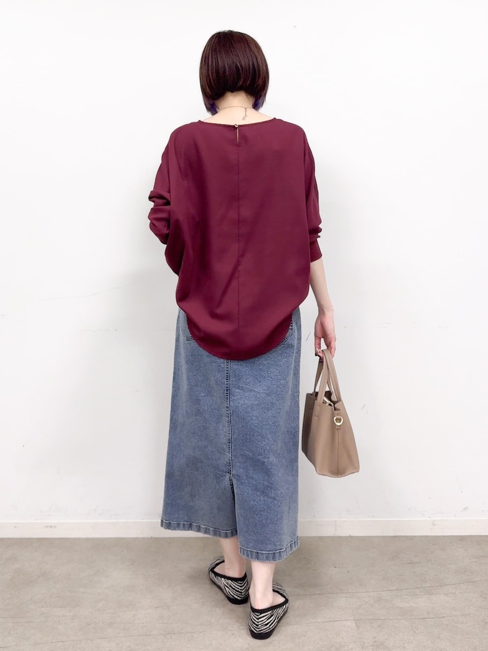 レッド系のシャツ/ブラウス、ブルー系のデニムスカート、ブラック系のパンプスを着用したレディースの秋コーディネートの3枚目の写真