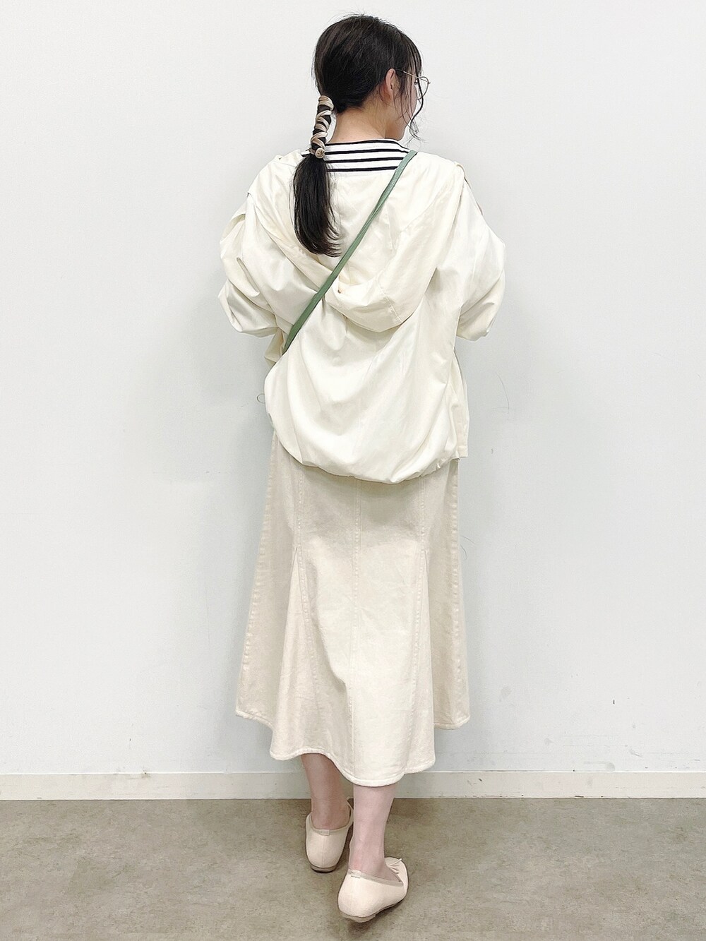 ホワイト系のブルゾン、ブラック系のTシャツ/カットソー、ホワイト系のデニムスカートを着用したレディースの春コーディネートの3枚目の写真