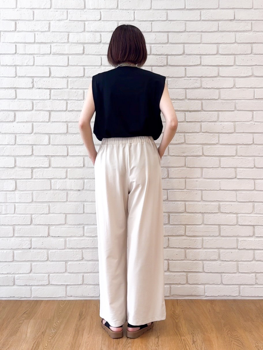ブラック系のTシャツ/カットソー、ホワイト系のその他パンツ、ブラック系のサンダルを着用したレディースの夏コーディネートの10枚目の写真