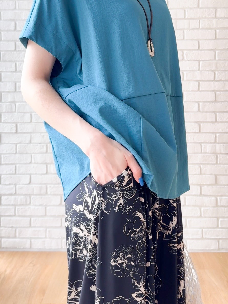 ブルー系のTシャツ/カットソー、ブラック系のその他パンツ、シルバー系のサンダルを着用したレディースの夏コーディネートの7枚目の写真