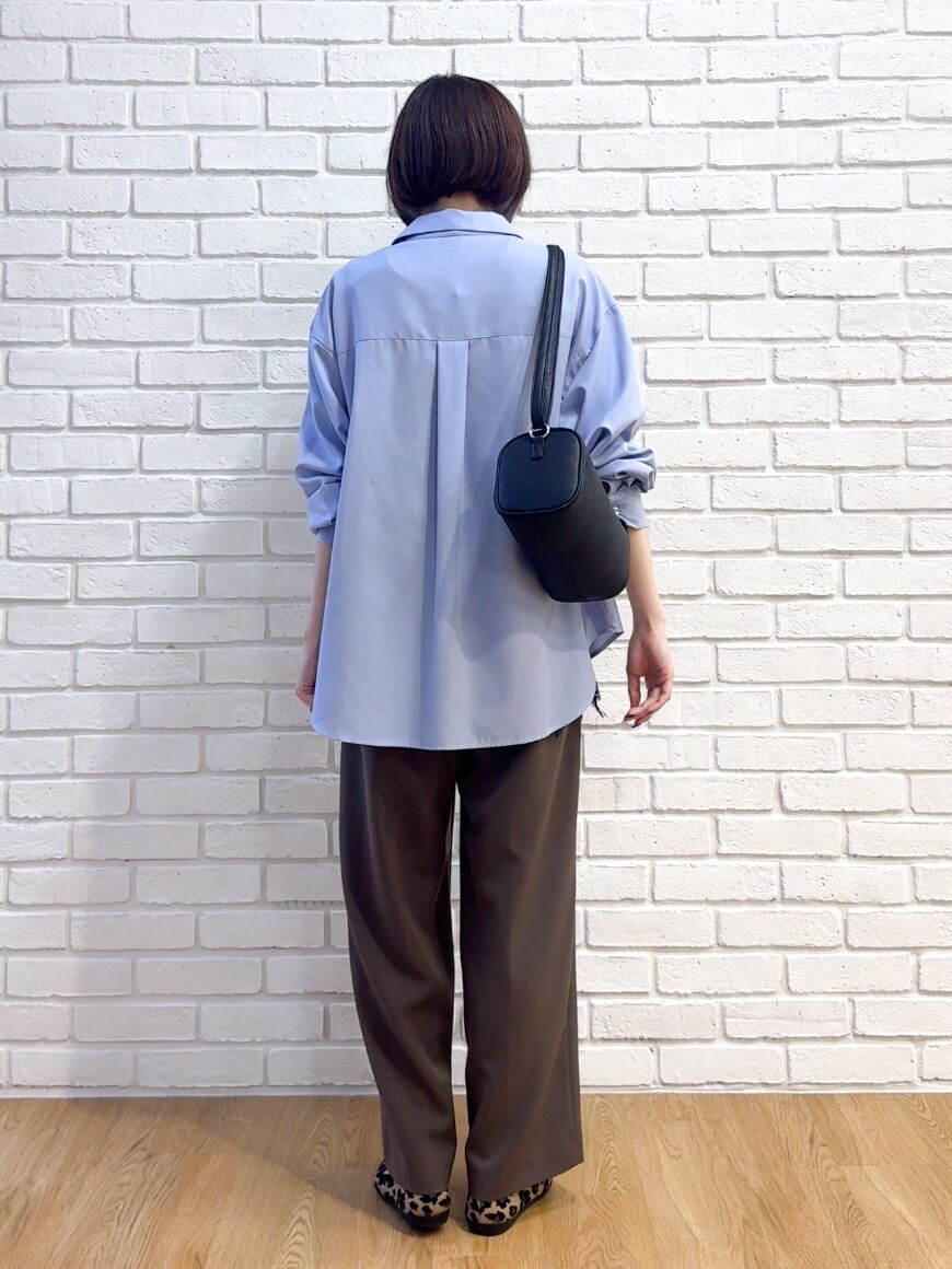ブルー系のシャツ/ブラウス、ブラック系のTシャツ/カットソー、ブラウン系のパンプスを着用したレディースの秋コーディネートの3枚目の写真