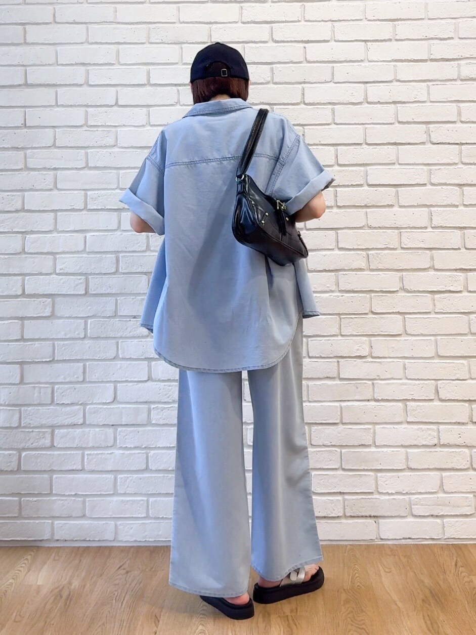 ブルー系のシャツ/ブラウス、ブラック系のタンクトップ、ブルー系のデニムパンツを着用したレディースの夏コーディネートの3枚目の写真