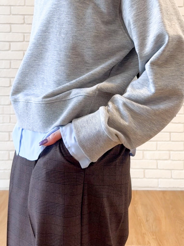 グレー系のTシャツ/カットソー、ブラウン系のその他パンツ、ブラック系のその他シューズを着用したレディースの秋コーディネートの8枚目の写真