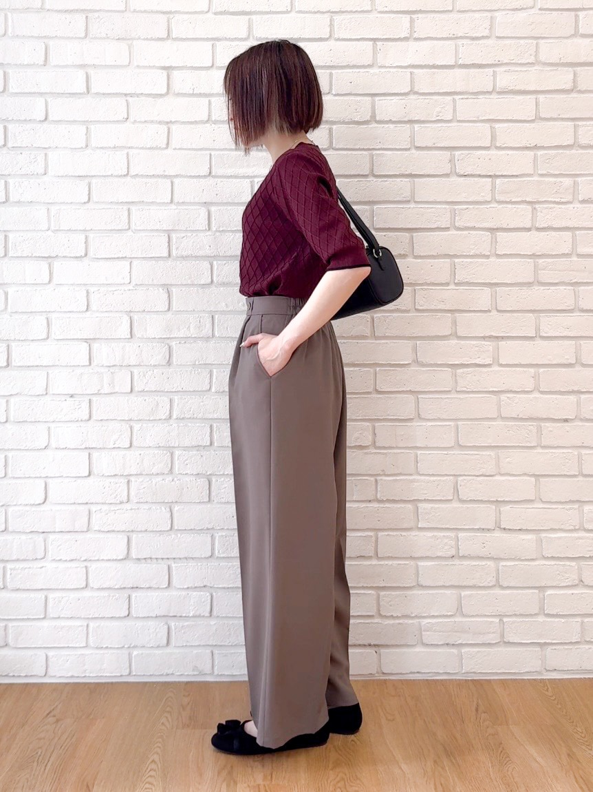 レッド系のニット/セーター、ブラウン系のその他パンツ、ブラック系のショルダーバッグを着用したレディースの夏コーディネートの4枚目の写真