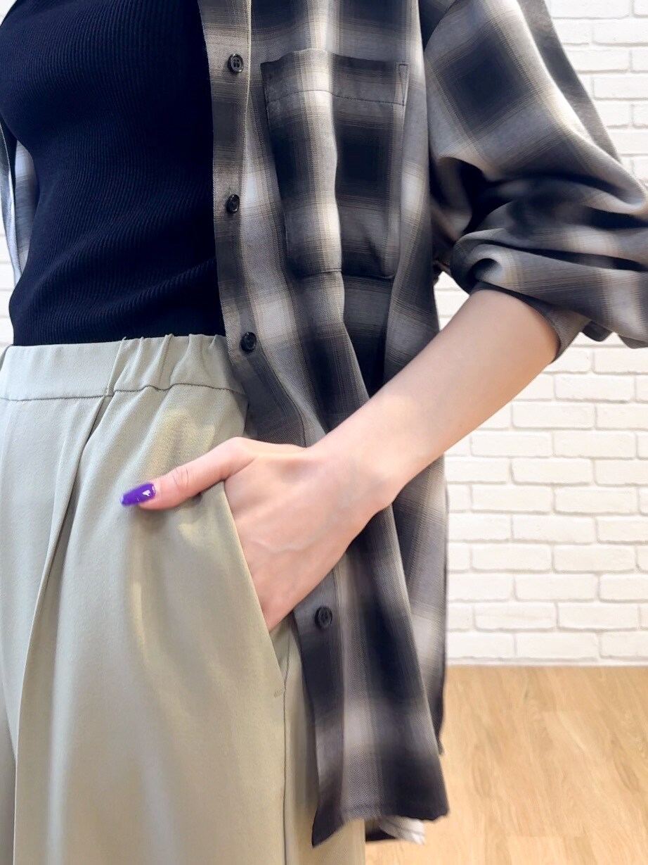 グレー系のシャツ/ブラウス、ブラック系のニット/セーター、グリーン系のその他パンツを着用したレディースの秋コーディネートの4枚目の写真