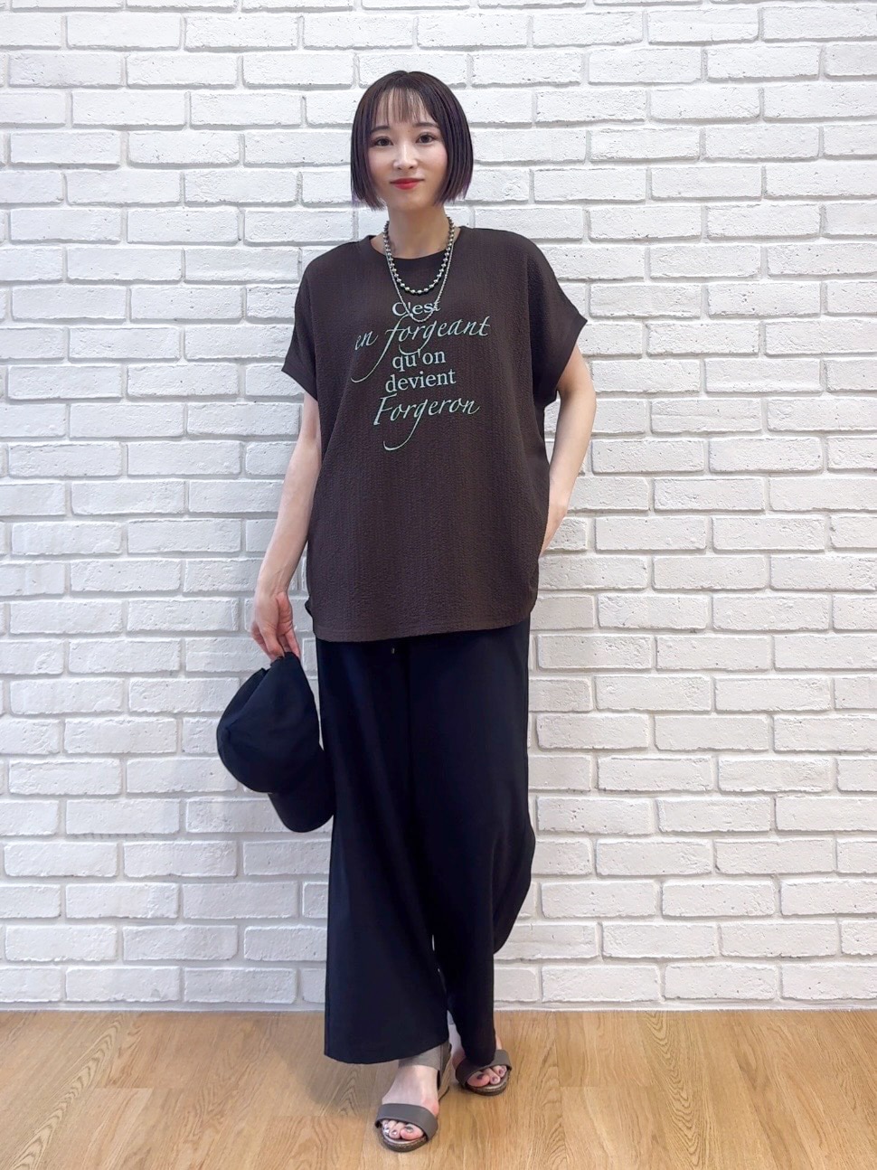 ホワイト系のシャツ/ブラウス、ブラウン系のTシャツ/カットソー、ブラック系のその他パンツを着用したレディースの夏コーディネートの5枚目の写真