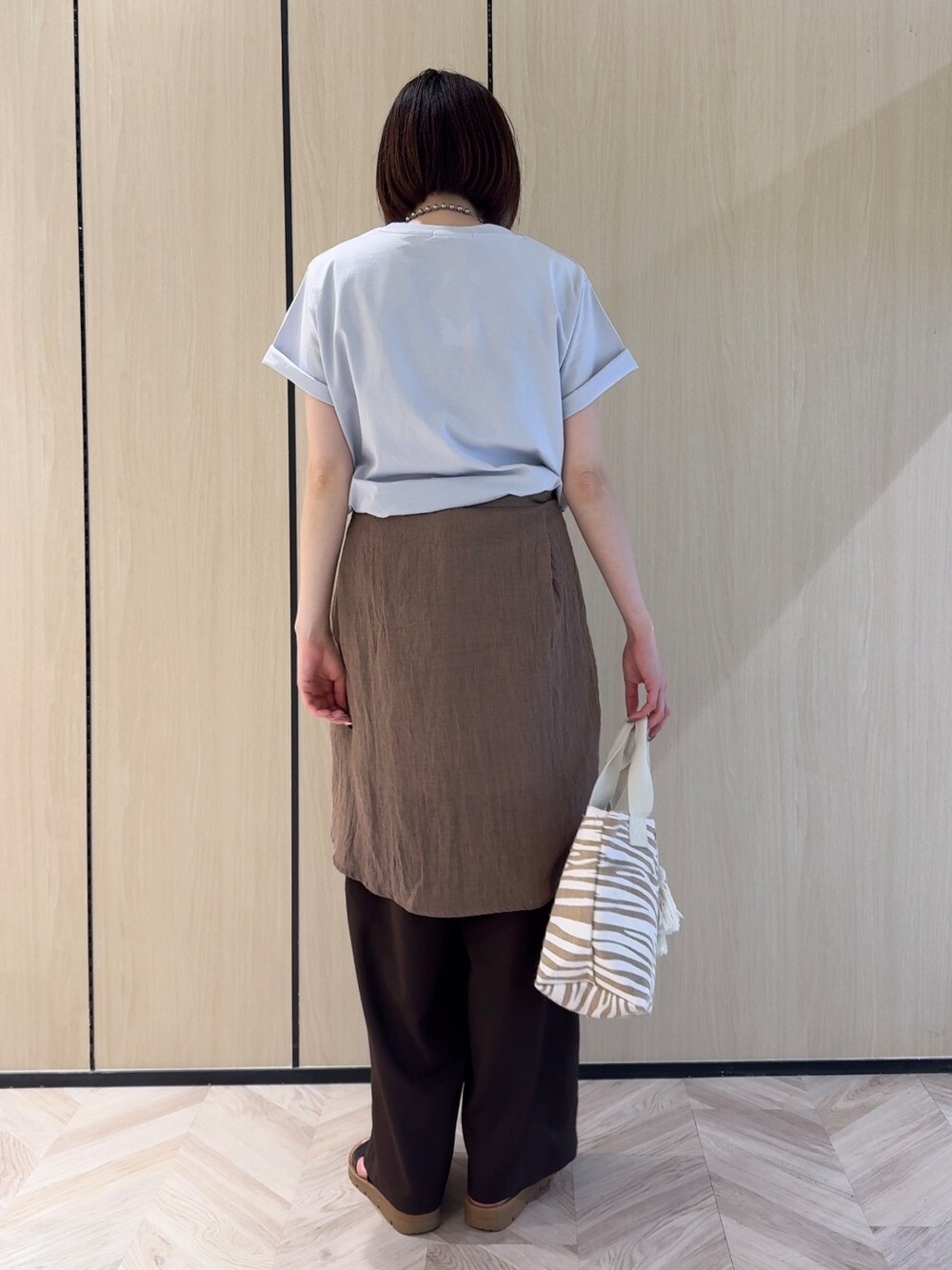 ブルー系のTシャツ/カットソー、ブラウン系のシャツ/ブラウス、ブラウン系のその他パンツを着用したレディースの夏コーディネートの3枚目の写真