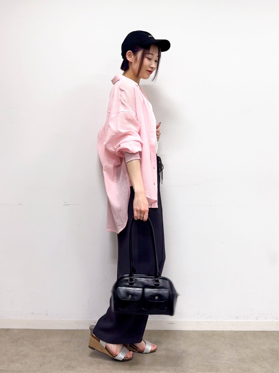 ピンク系のシャツ/ブラウス、ホワイト系のTシャツ/カットソー、グレー系のその他パンツを着用したレディースの春コーディネートの2枚目の写真