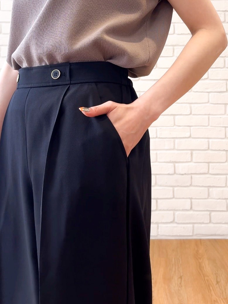 ベージュ系のニット/セーター、ブラック系のその他パンツ、ブラック系のサンダルを着用したレディースの夏コーディネートの9枚目の写真