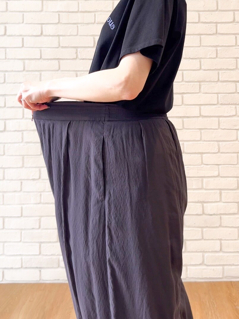 ブラック系のTシャツ/カットソー、ブラック系のその他パンツ、ブラック系のサンダルを着用したレディースの夏コーディネートの6枚目の写真