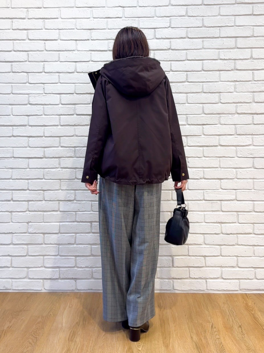 レッド系のニット/セーター、グレー系のその他パンツ、ブラウン系のブーツを着用したレディースの秋コーディネートの3枚目の写真