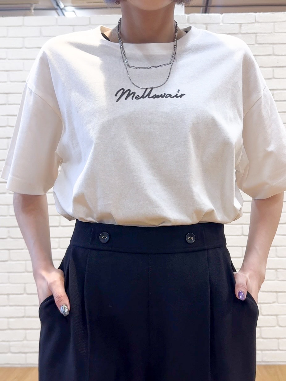 グレー系のカーディガン/ボレロ、ホワイト系のTシャツ/カットソー、ブラック系のその他パンツを着用したレディースの秋コーディネートの9枚目の写真