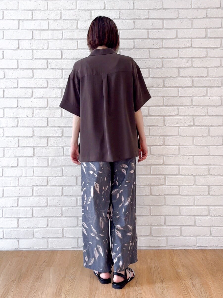 ブラウン系のシャツ/ブラウス、ブラック系のタンクトップ、ブラック系のその他パンツを着用したレディースの夏コーディネートの9枚目の写真