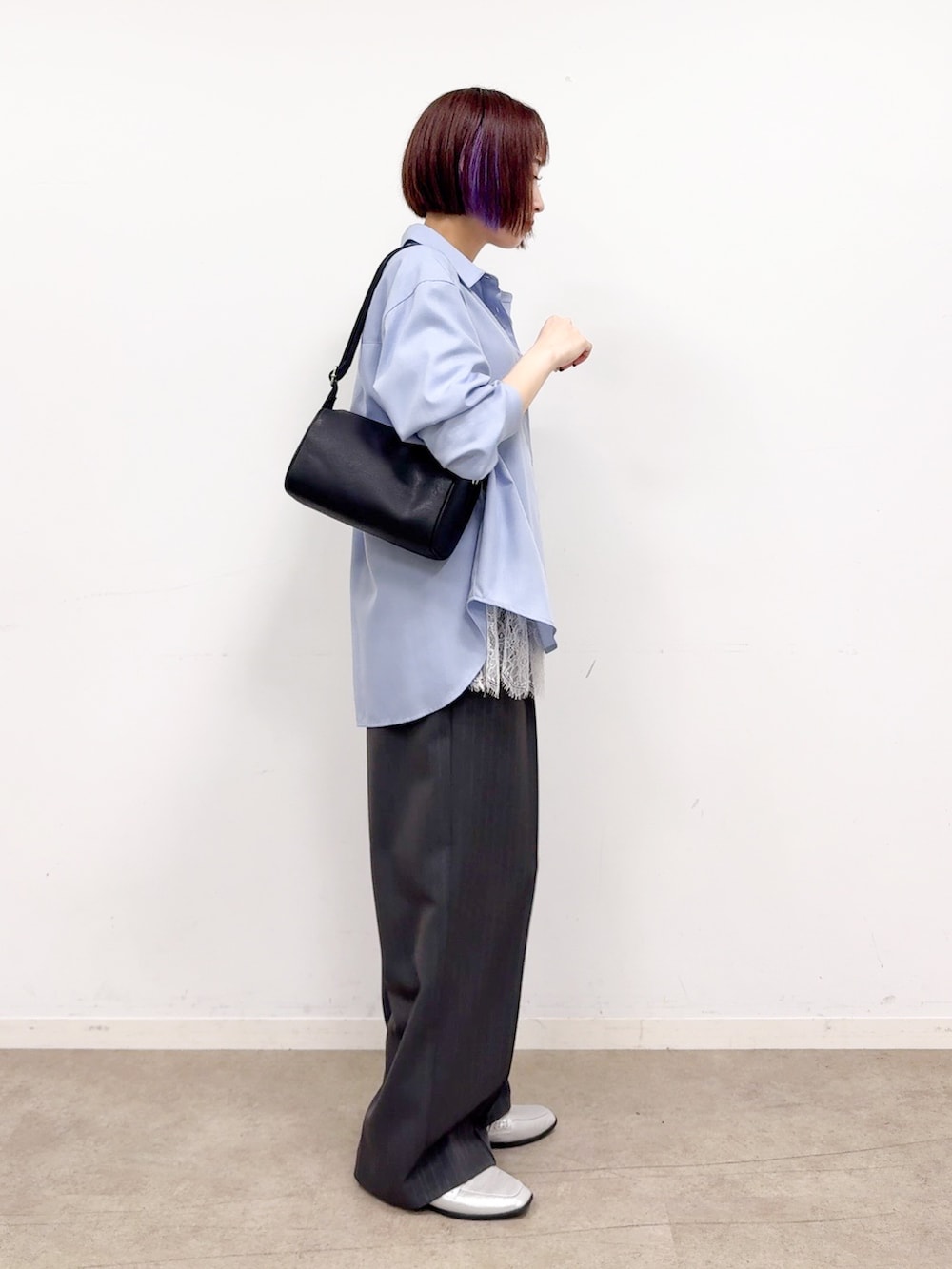 ホワイト系のTシャツ/カットソー、シルバー系のパンプス、ブラック系のショルダーバッグを着用したレディースの夏コーディネートの2枚目の写真