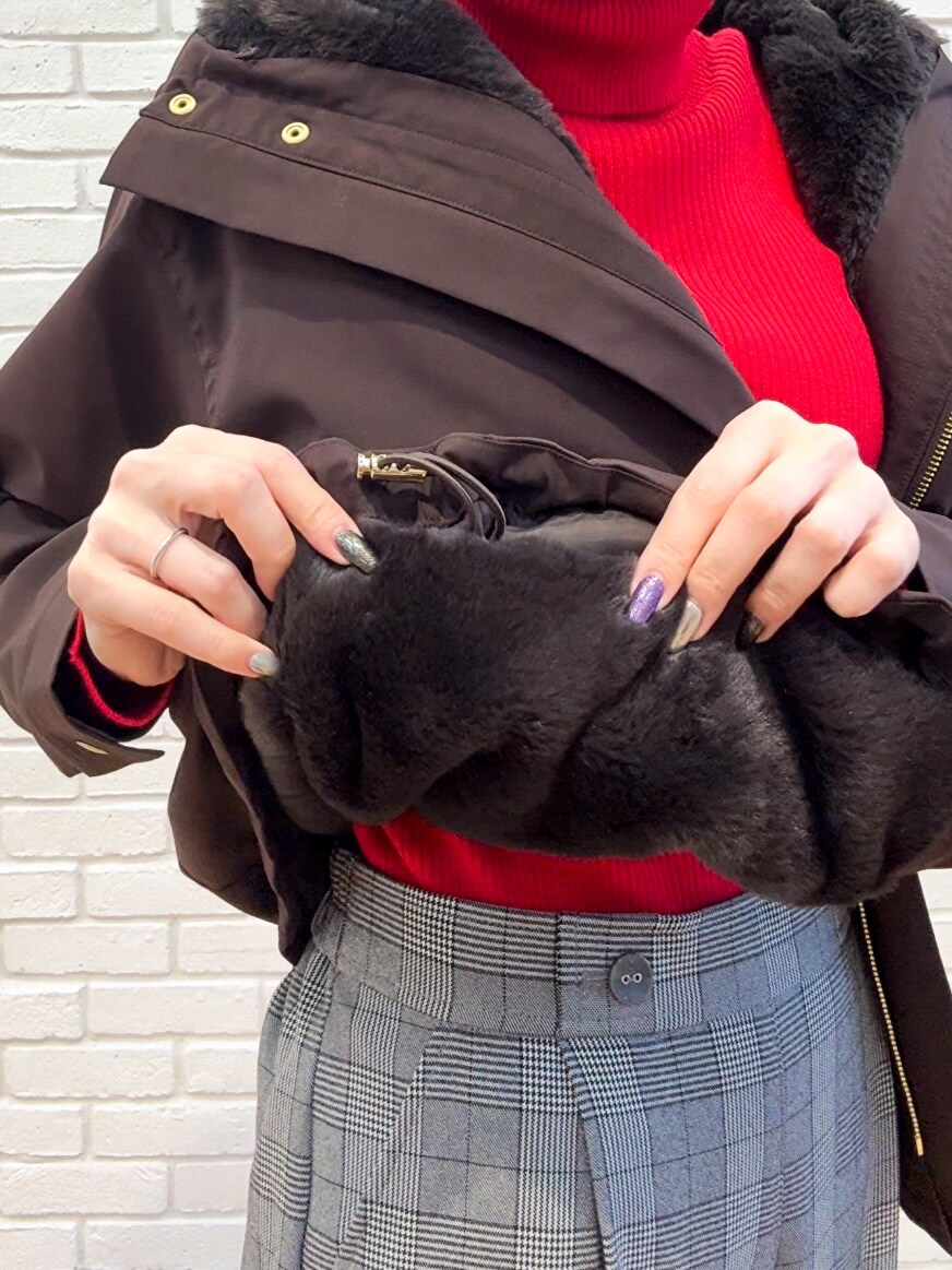 レッド系のニット/セーター、グレー系のその他パンツ、ブラウン系のブーツを着用したレディースの秋コーディネートの8枚目の写真