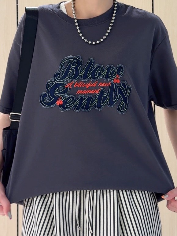 グレー系のTシャツ/カットソー、ホワイト系のその他パンツ、ブラック系のサンダルを着用したレディースの夏コーディネートの6枚目の写真