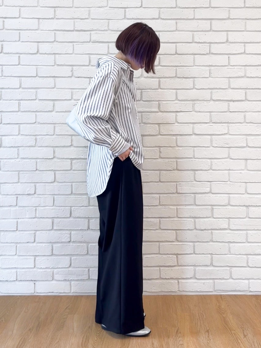 ホワイト系のシャツ/ブラウス、ブルー系のTシャツ/カットソー、ブラック系のその他パンツを着用したレディースの秋コーディネートの2枚目の写真