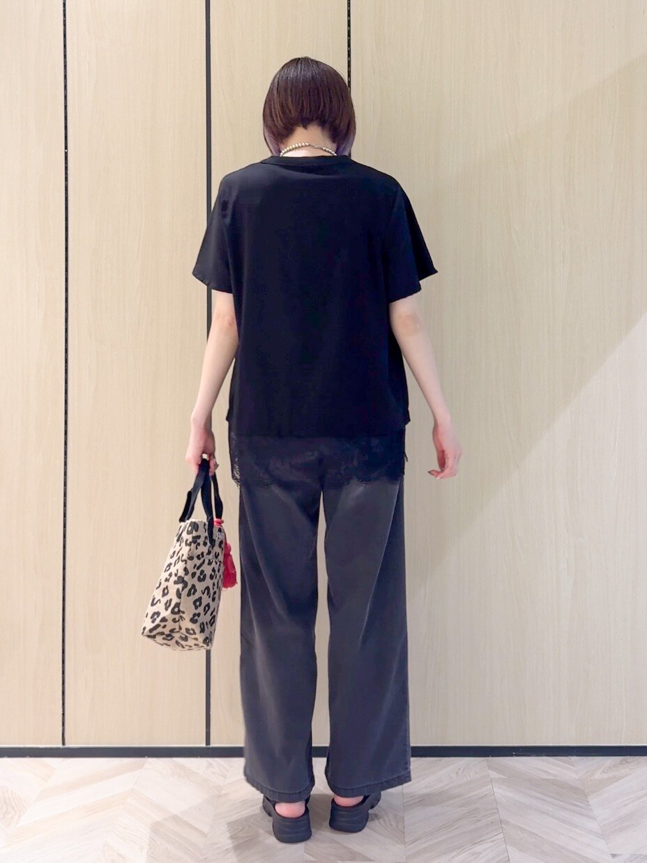 ブラック系のシャツ/ブラウス、ブラック系のその他パンツ、ブラック系のサンダルを着用したレディースの夏コーディネートの3枚目の写真