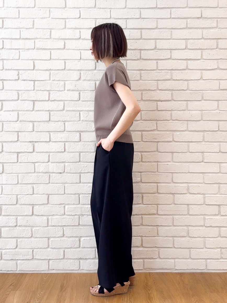 ベージュ系のニット/セーター、ブラック系のその他パンツ、ブラック系のサンダルを着用したレディースの夏コーディネートの8枚目の写真