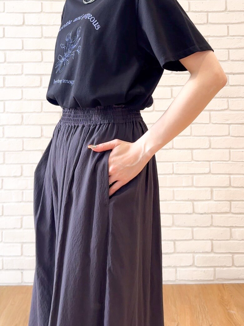 ブラック系のTシャツ/カットソー、ブラック系のその他パンツ、ブラック系のサンダルを着用したレディースの夏コーディネートの5枚目の写真