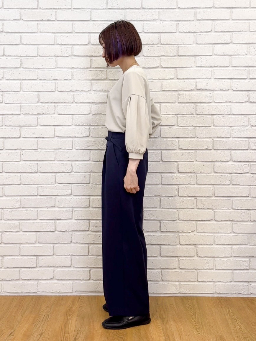 ブルー系のその他パンツ、ブラック系のパンプスを着用したレディースの夏コーディネートの7枚目の写真