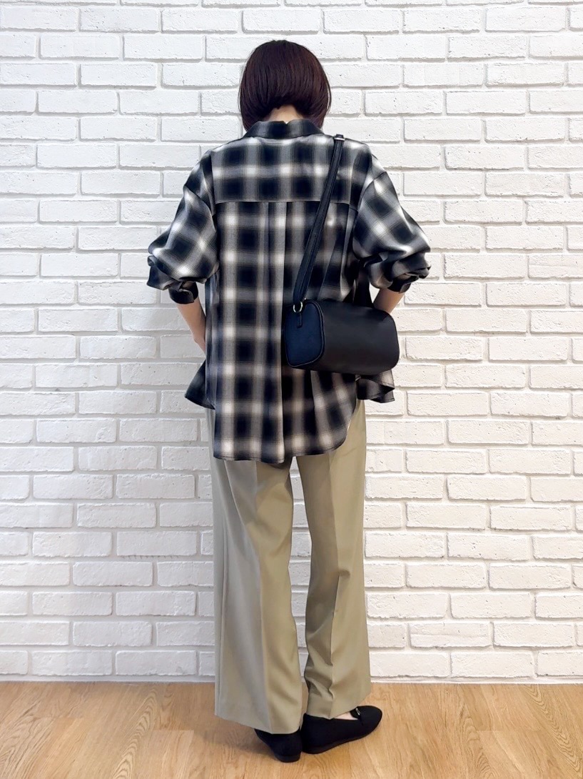 グレー系のシャツ/ブラウス、ブラック系のニット/セーター、グリーン系のその他パンツを着用したレディースの秋コーディネートの3枚目の写真