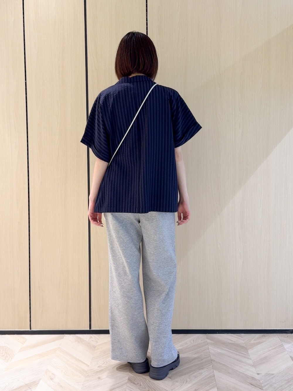 ブルー系のテーラードジャケット、ホワイト系のTシャツ/カットソー、グレー系のその他パンツを着用したレディースの夏コーディネートの3枚目の写真
