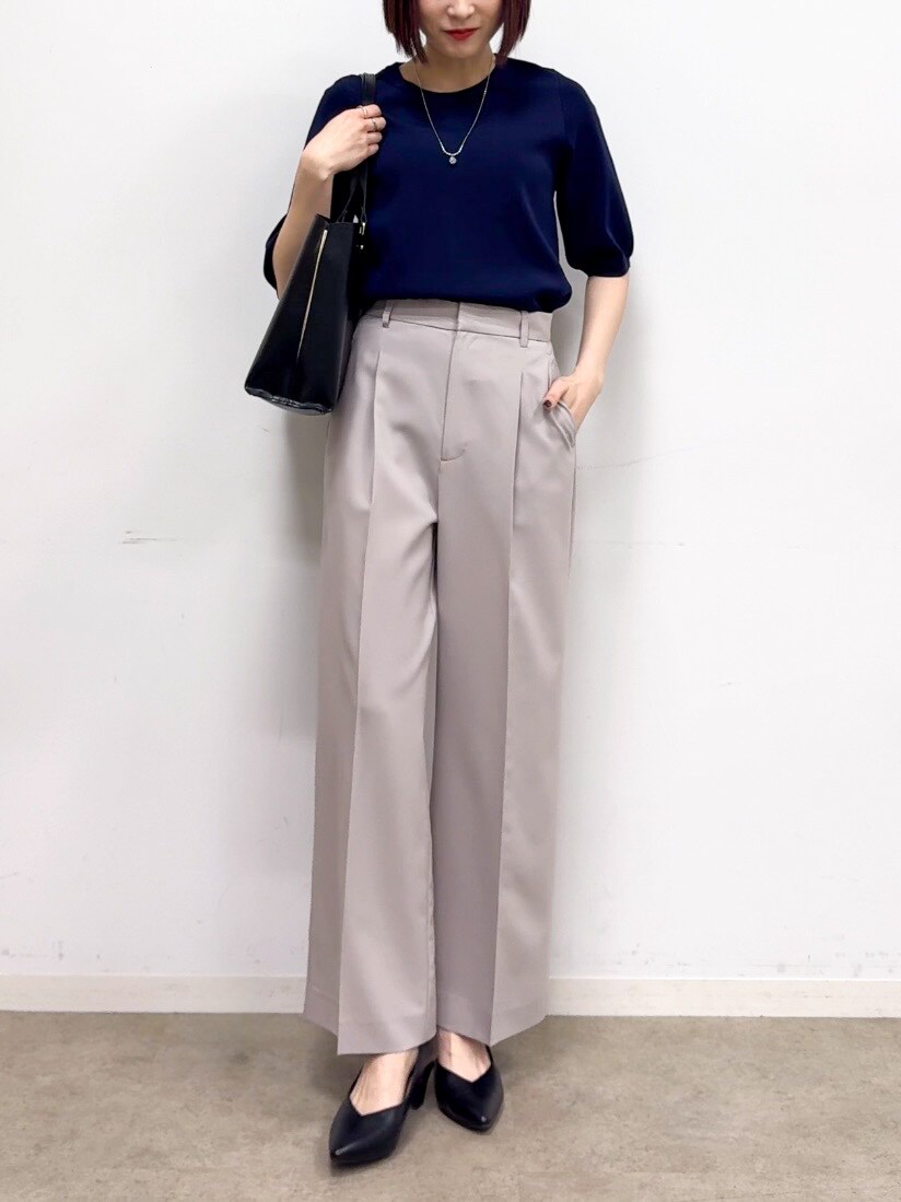 ブルー系のニット/セーター、ベージュ系のその他パンツ、ブラック系のパンプスを着用したレディースの春コーディネートの5枚目の写真