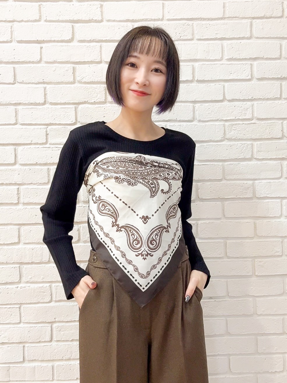 ブラック系のTシャツ/カットソー、ブラック系のその他シューズ、ブラック系のショルダーバッグを着用したレディースの秋コーディネートの5枚目の写真