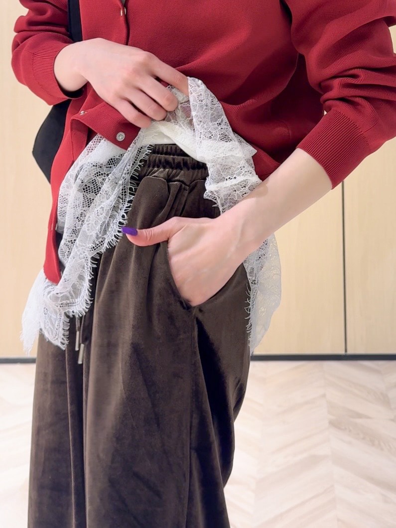 レッド系のカーディガン/ボレロ、ホワイト系のTシャツ/カットソー、ブラウン系のその他パンツを着用したレディースの秋コーディネートの6枚目の写真