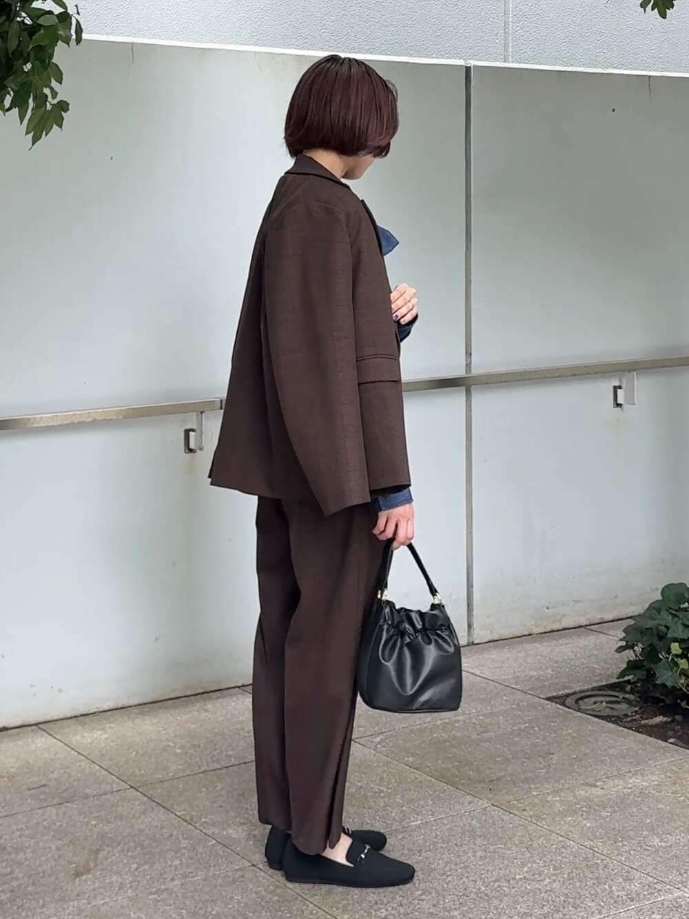 ブラウン系のその他パンツ、ブラック系のその他シューズ、ブラック系のショルダーバッグを着用したレディースの秋コーディネートの4枚目の写真