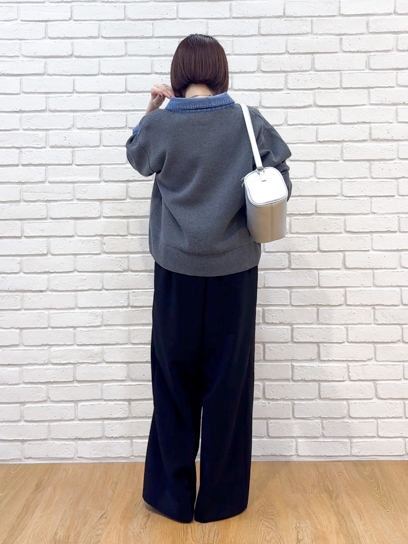 グレー系のカーディガン/ボレロ、ホワイト系のTシャツ/カットソー、ブラック系のその他パンツを着用したレディースの秋コーディネートの3枚目の写真