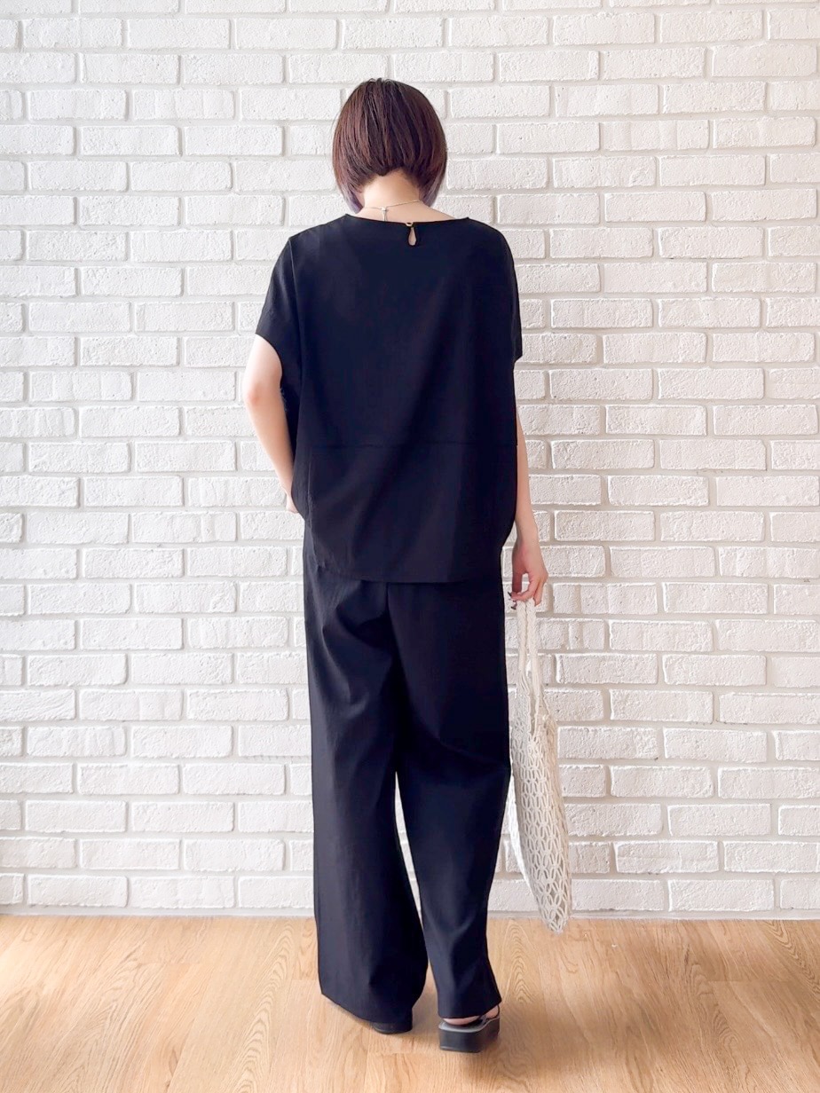 ブラック系のTシャツ/カットソー、グレー系のサンダル、ホワイト系のトートバッグを着用したレディースの夏コーディネートの3枚目の写真