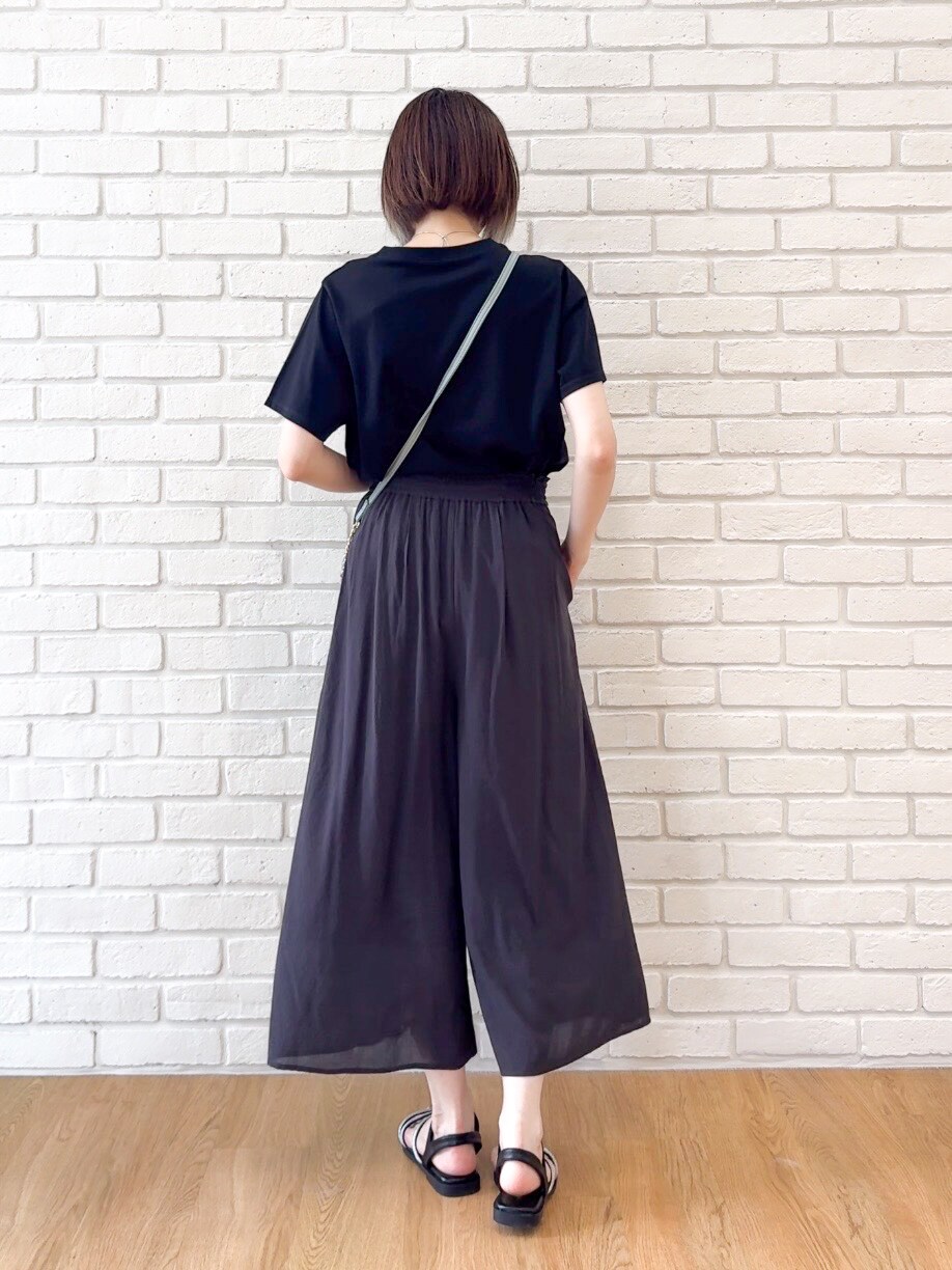 ブラック系のTシャツ/カットソー、ブラック系のその他パンツ、ブラック系のサンダルを着用したレディースの夏コーディネートの3枚目の写真