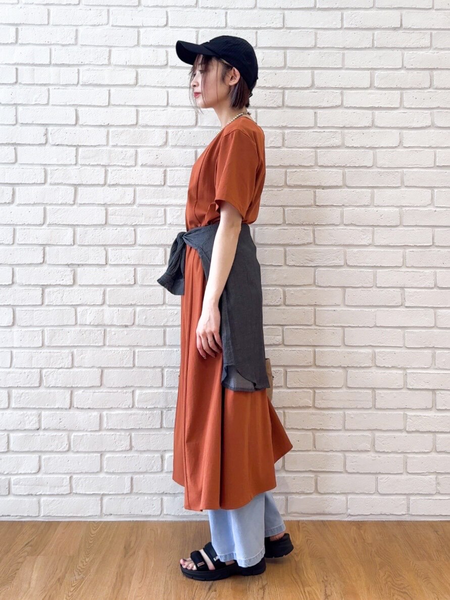 オレンジ系のワンピース、ブラック系のシャツ/ブラウス、ブルー系のその他パンツを着用したレディースの夏コーディネートの4枚目の写真