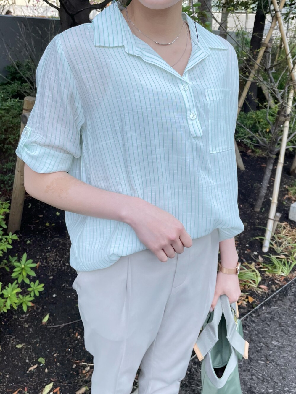 グリーン系のシャツ/ブラウス、ベージュ系のその他パンツ、その他のサンダルを着用したレディースの春コーディネートの4枚目の写真