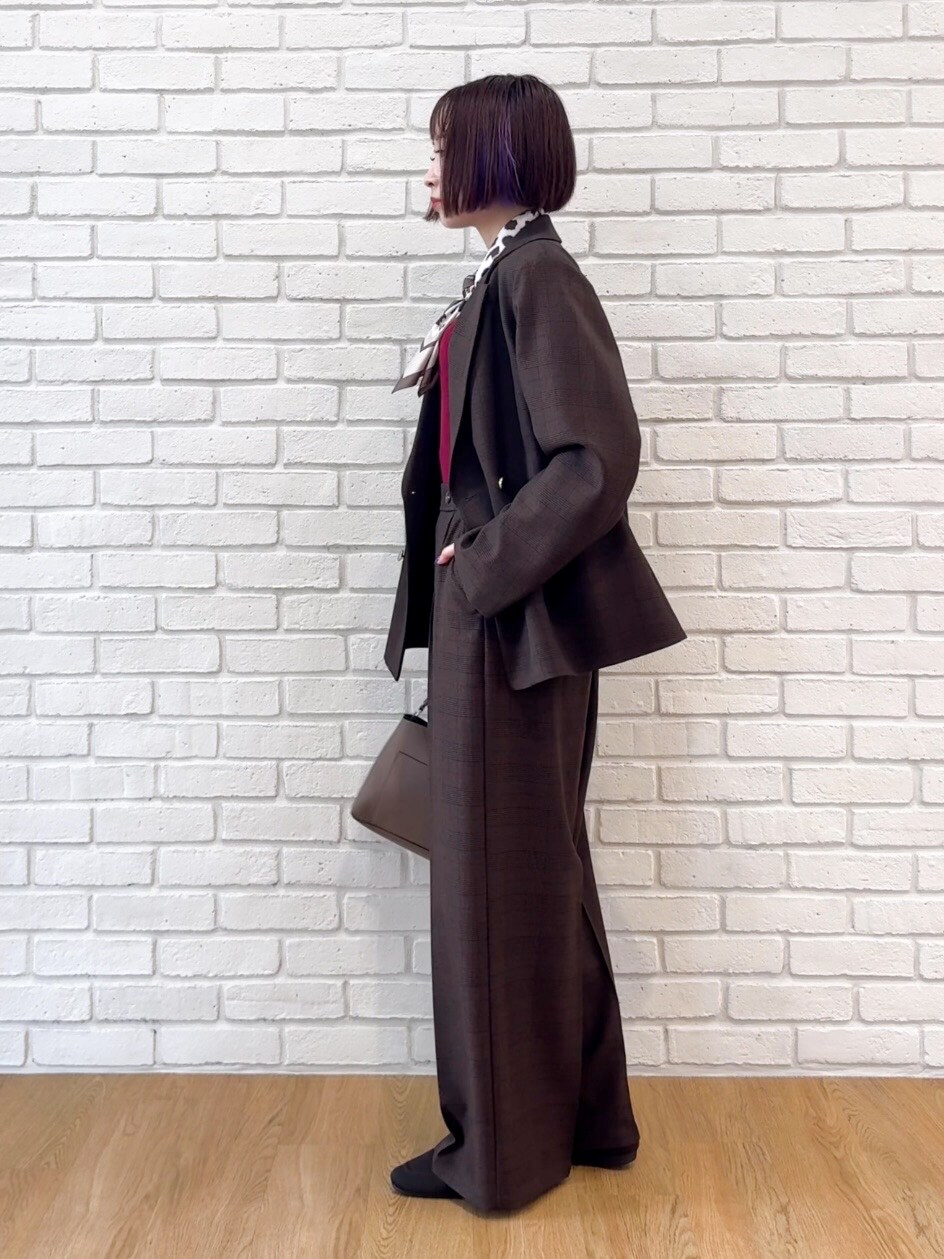 レッド系のニット/セーター、ブラウン系のその他パンツ、ブラウン系のその他シューズを着用したレディースの秋コーディネートの4枚目の写真