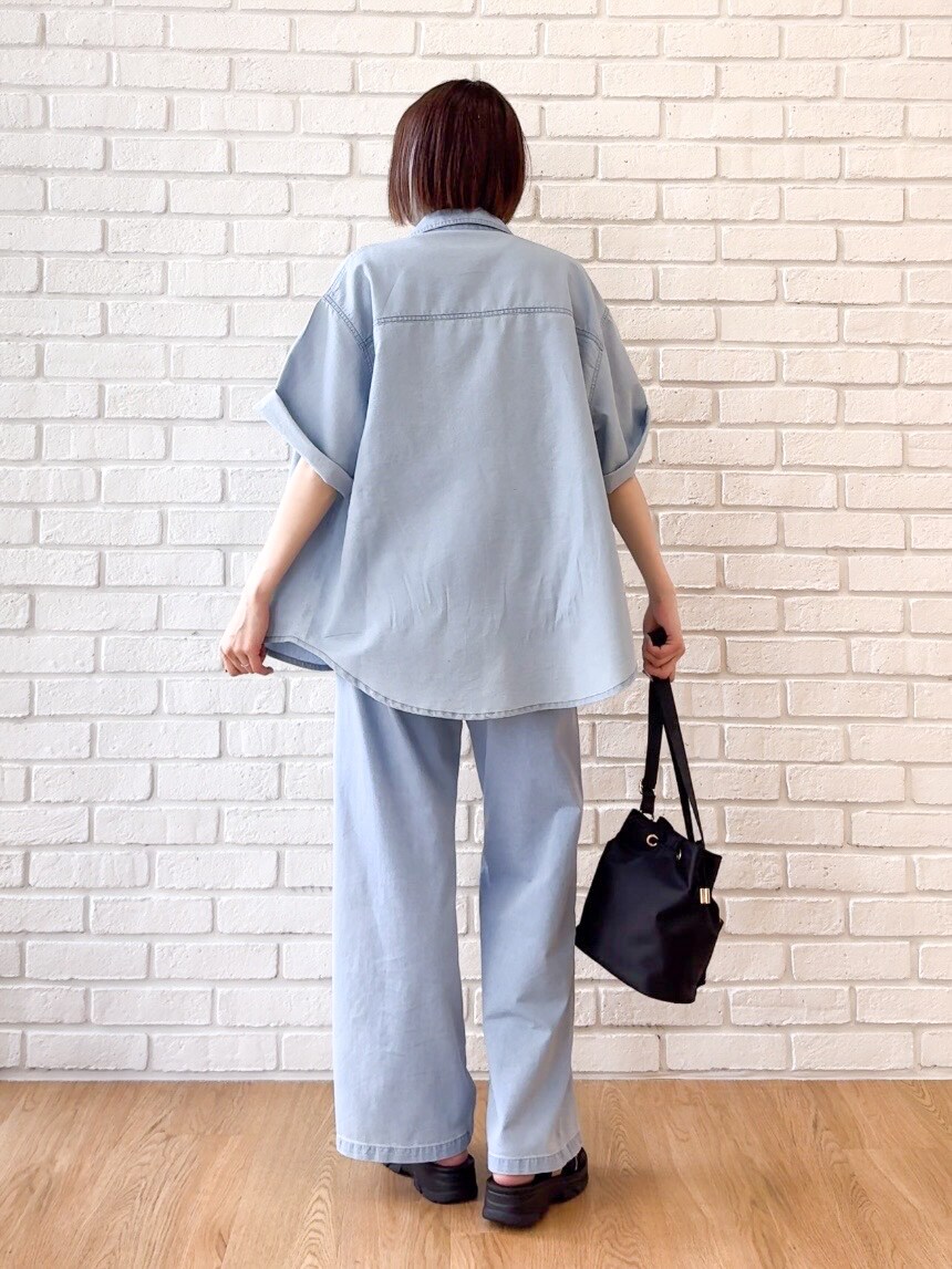 ブルー系のシャツ/ブラウス、ベージュ系のニット/セーター、ブルー系のその他パンツを着用したレディースの夏コーディネートの3枚目の写真
