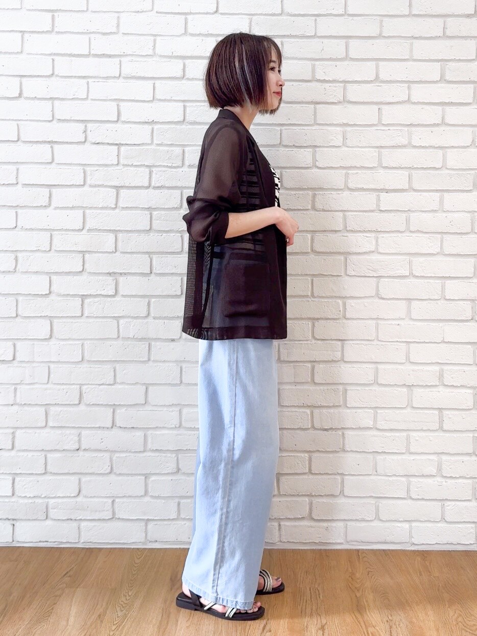 ベージュ系のニット/セーター、ブルー系のその他パンツ、ブラウン系のサンダルを着用したレディースの夏コーディネートの2枚目の写真
