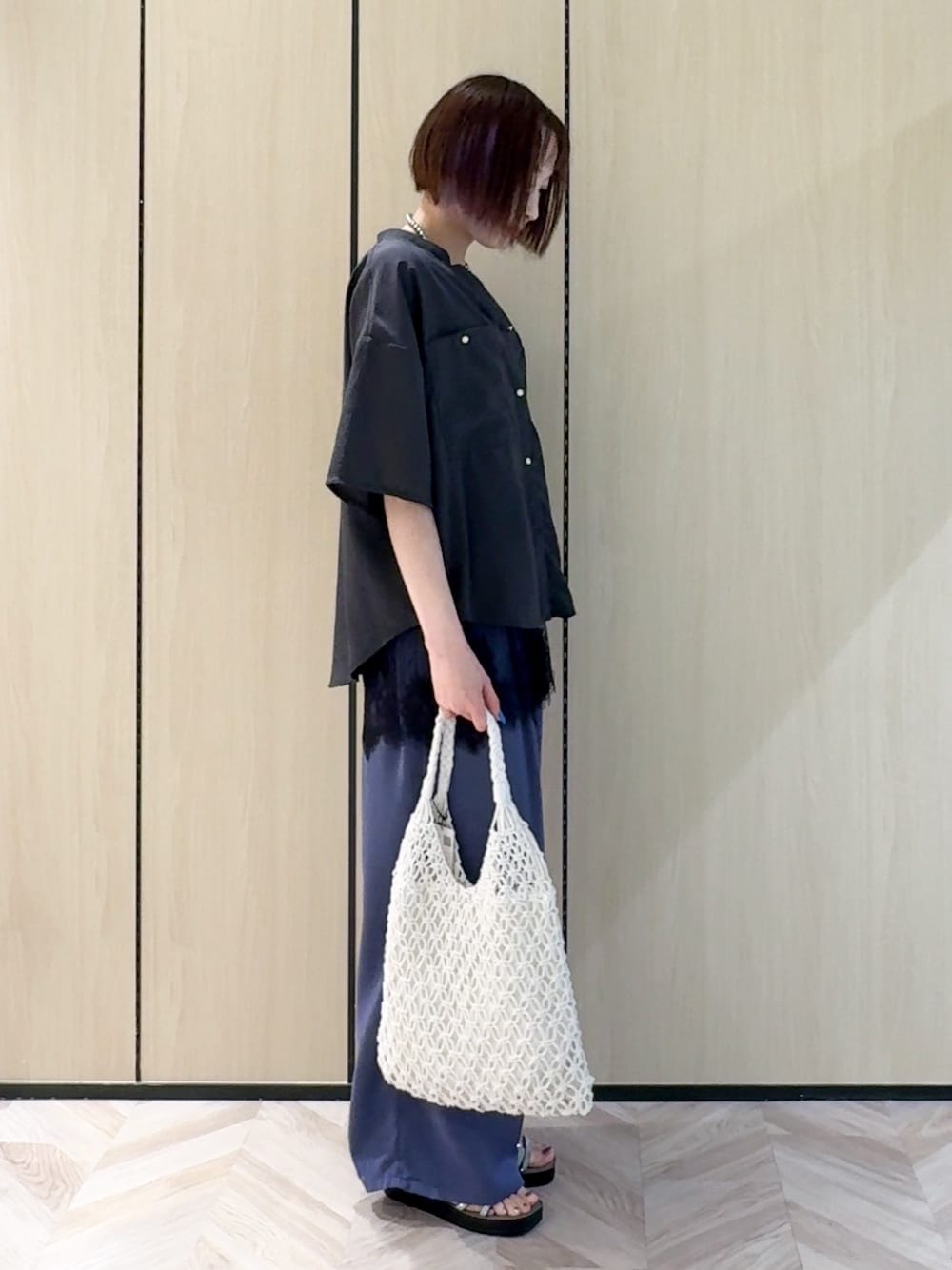 グレー系のシャツ/ブラウス、ブラック系のタンクトップ、ブルー系のその他パンツを着用したレディースの夏コーディネートの2枚目の写真