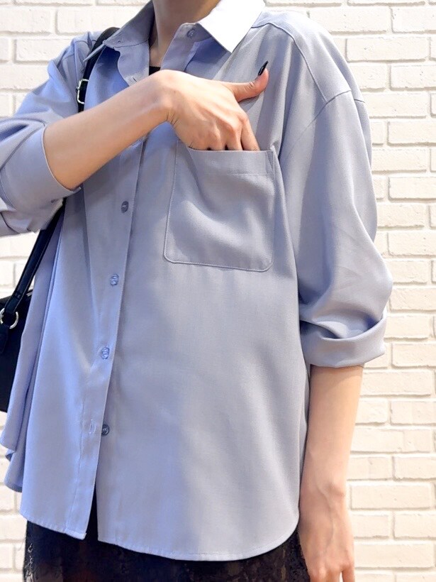ブルー系のシャツ/ブラウス、ブラック系のTシャツ/カットソー、ブラウン系のパンプスを着用したレディースの秋コーディネートの7枚目の写真