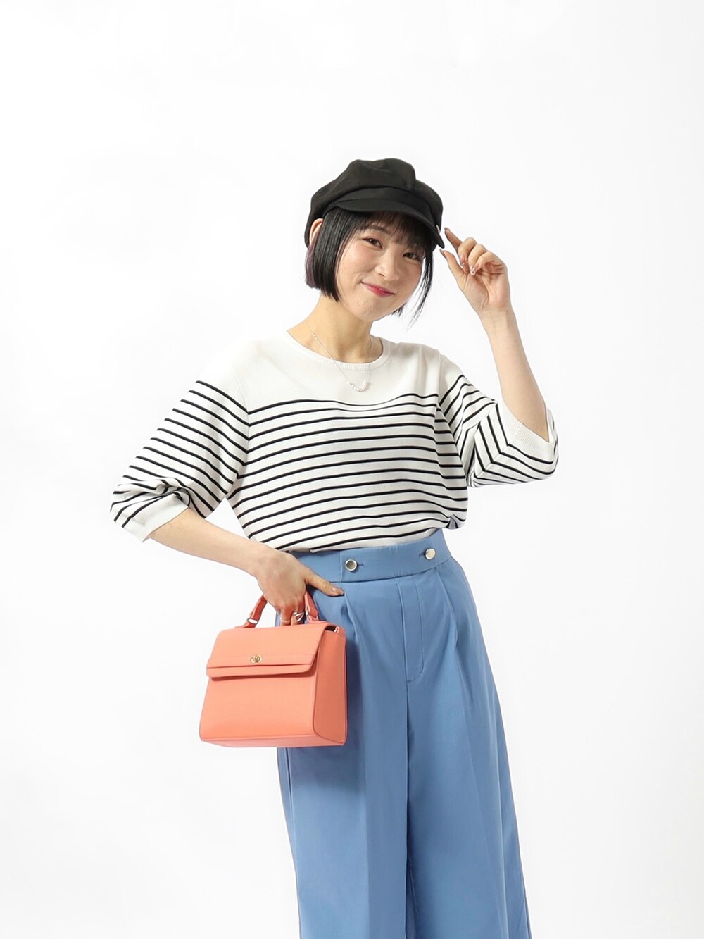 ホワイト系のニット/セーター、ピンク系のショルダーバッグ、ブルー系のその他パンツを着用したレディースの春コーディネートの4枚目の写真