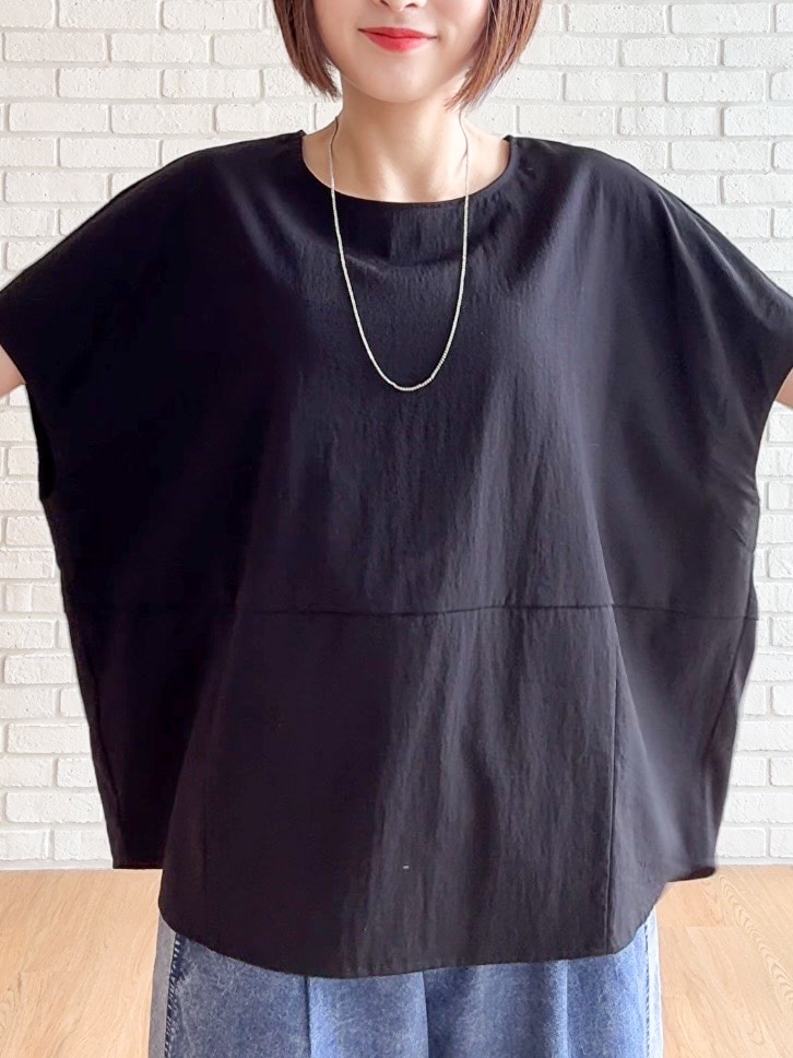 ブラック系のTシャツ/カットソー、グレー系のサンダル、ホワイト系のトートバッグを着用したレディースの夏コーディネートの6枚目の写真