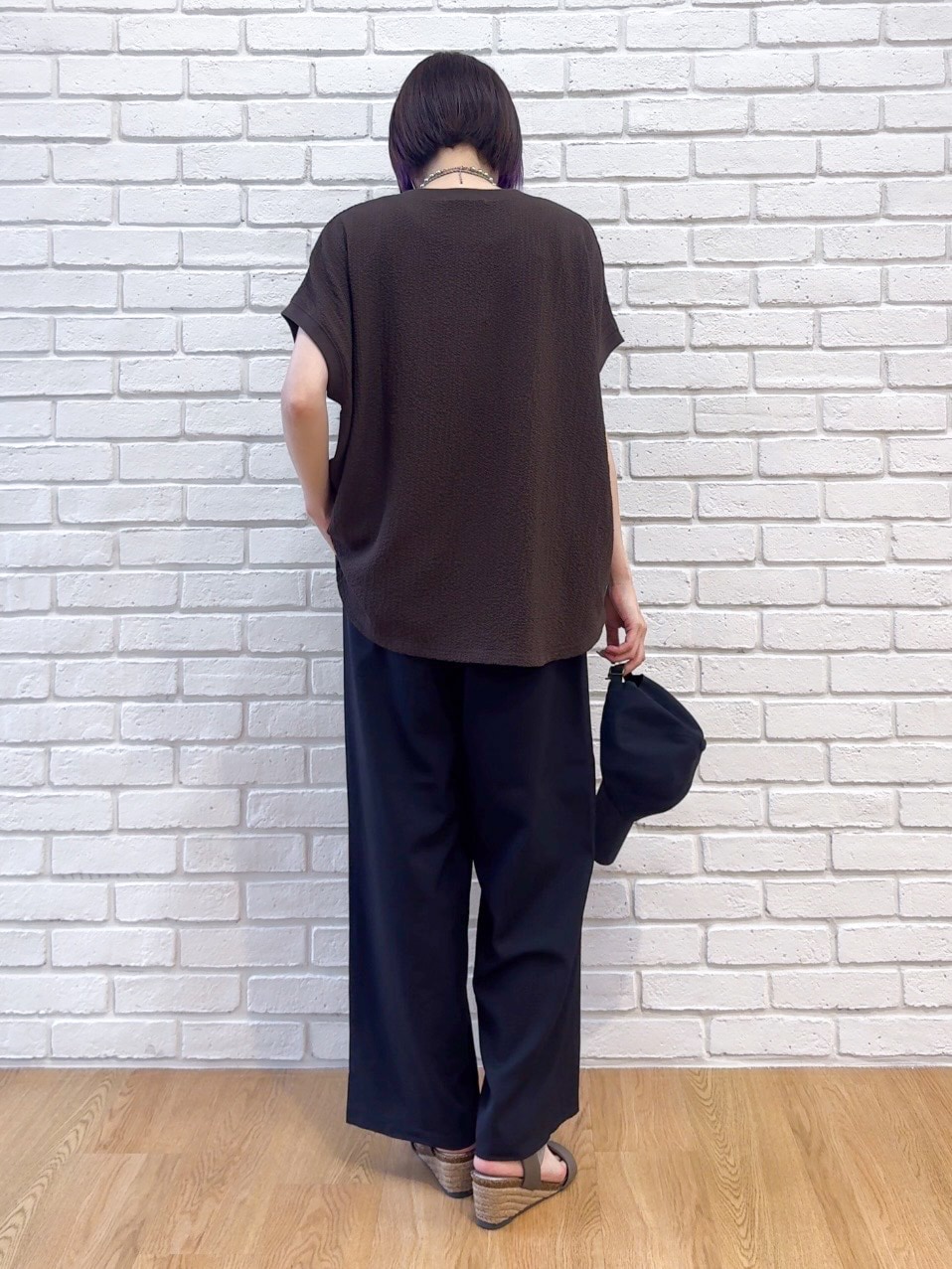 ホワイト系のシャツ/ブラウス、ブラウン系のTシャツ/カットソー、ブラック系のその他パンツを着用したレディースの夏コーディネートの7枚目の写真