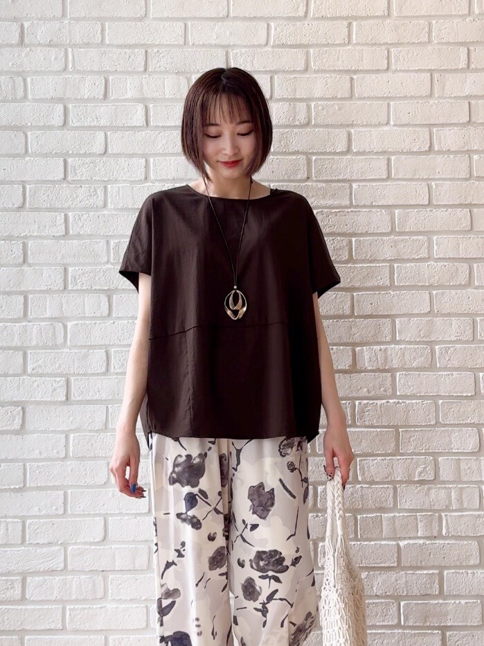 ブラウン系のTシャツ/カットソー、ホワイト系のその他パンツ、ホワイト系のトートバッグを着用したレディースの夏コーディネートの5枚目の写真