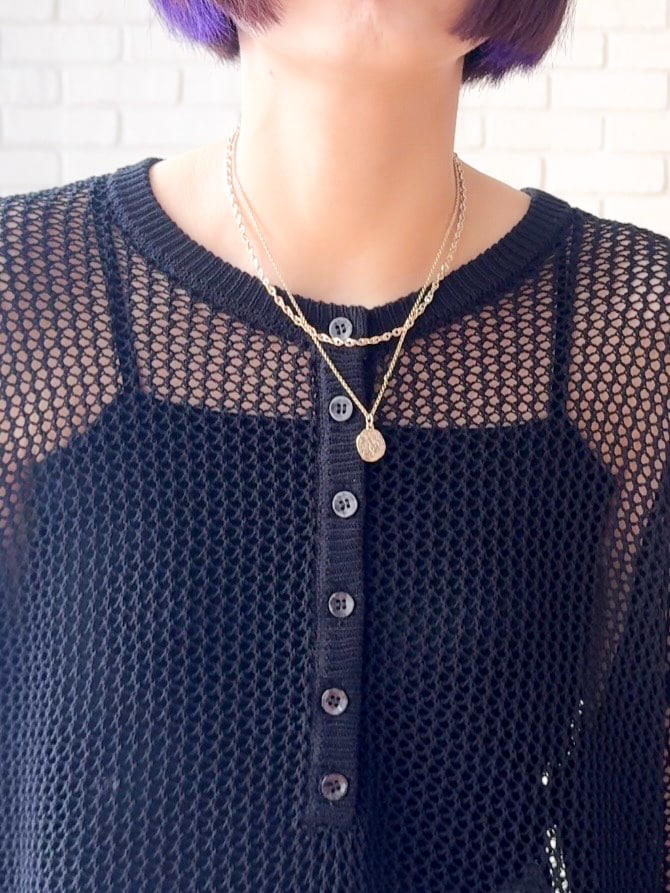 ブラック系のタンクトップ、ブルー系のデニムパンツ、ブラック系のパンプスを着用したレディースの夏コーディネートの8枚目の写真