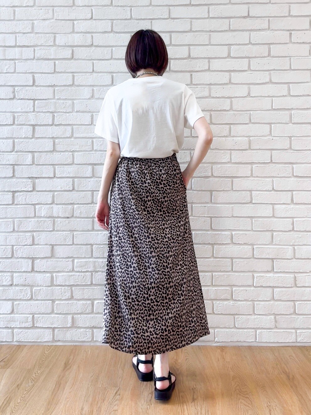 ブラック系のテーラードジャケット、ホワイト系のTシャツ/カットソー、ブラック系のサンダルを着用したレディースの夏コーディネートの9枚目の写真