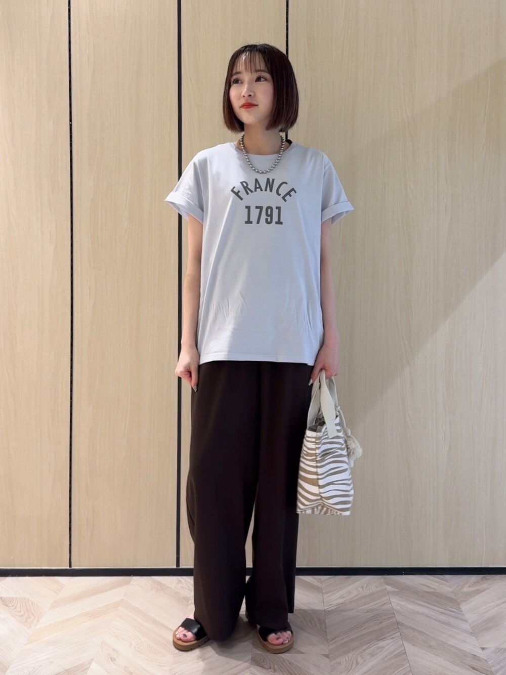 ブルー系のTシャツ/カットソー、ブラウン系のシャツ/ブラウス、ブラウン系のその他パンツを着用したレディースの夏コーディネートの4枚目の写真